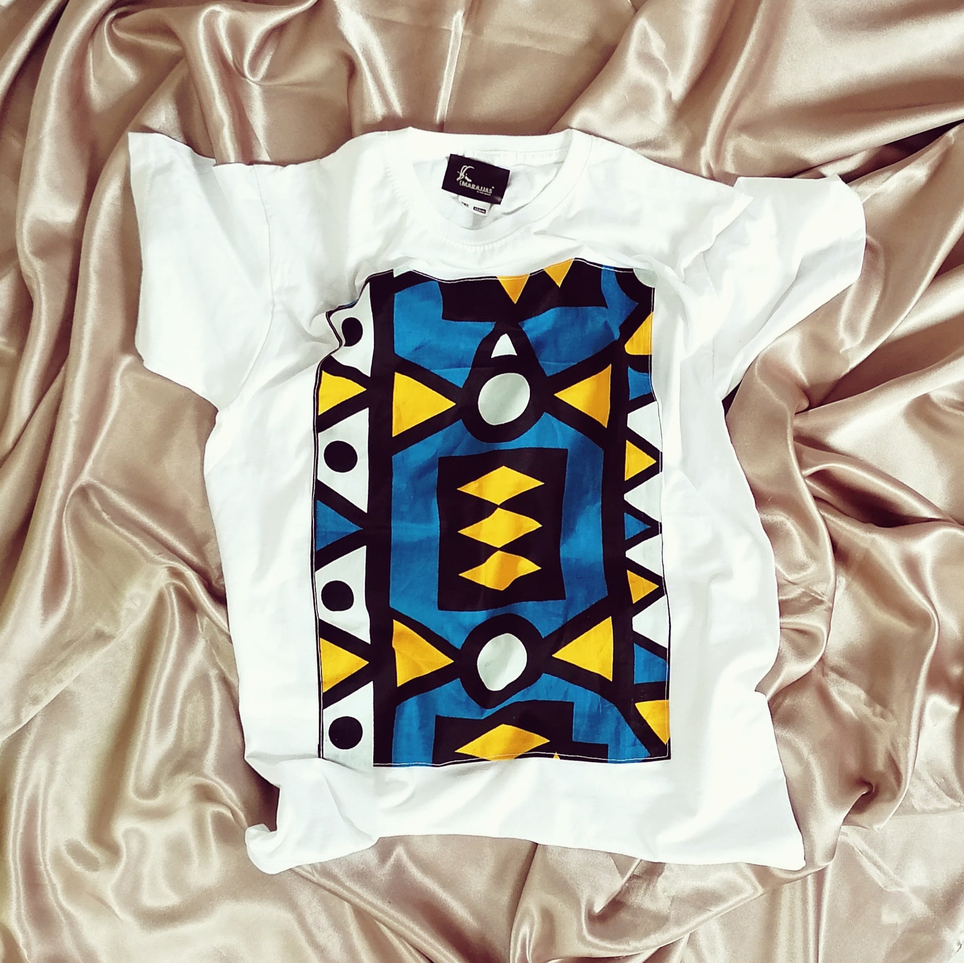 T-shirt in White with royal blue Samakaka print. - MARAJJAS