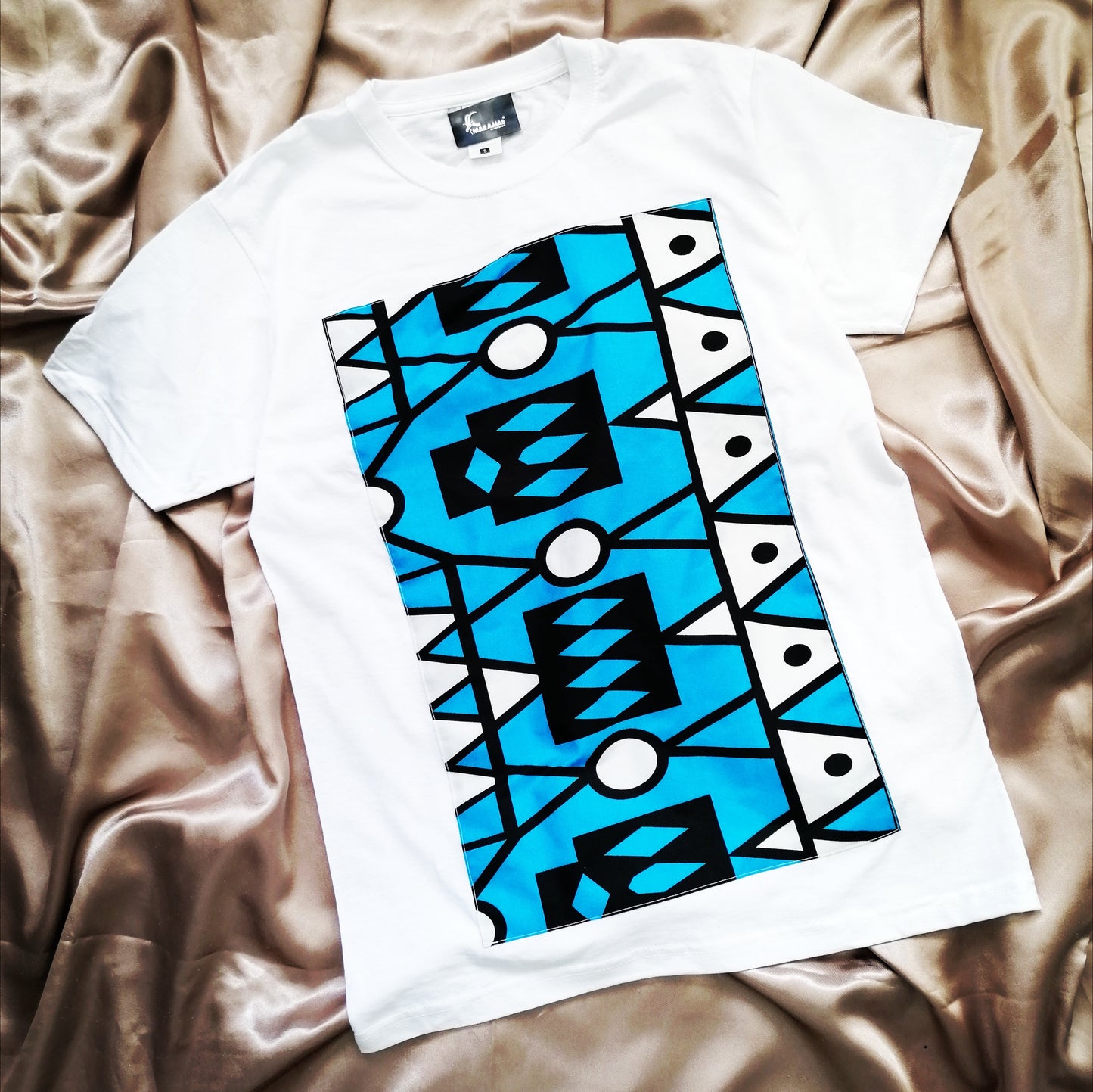 T-shirt in White with blue Samakaka print. - MARAJJAS