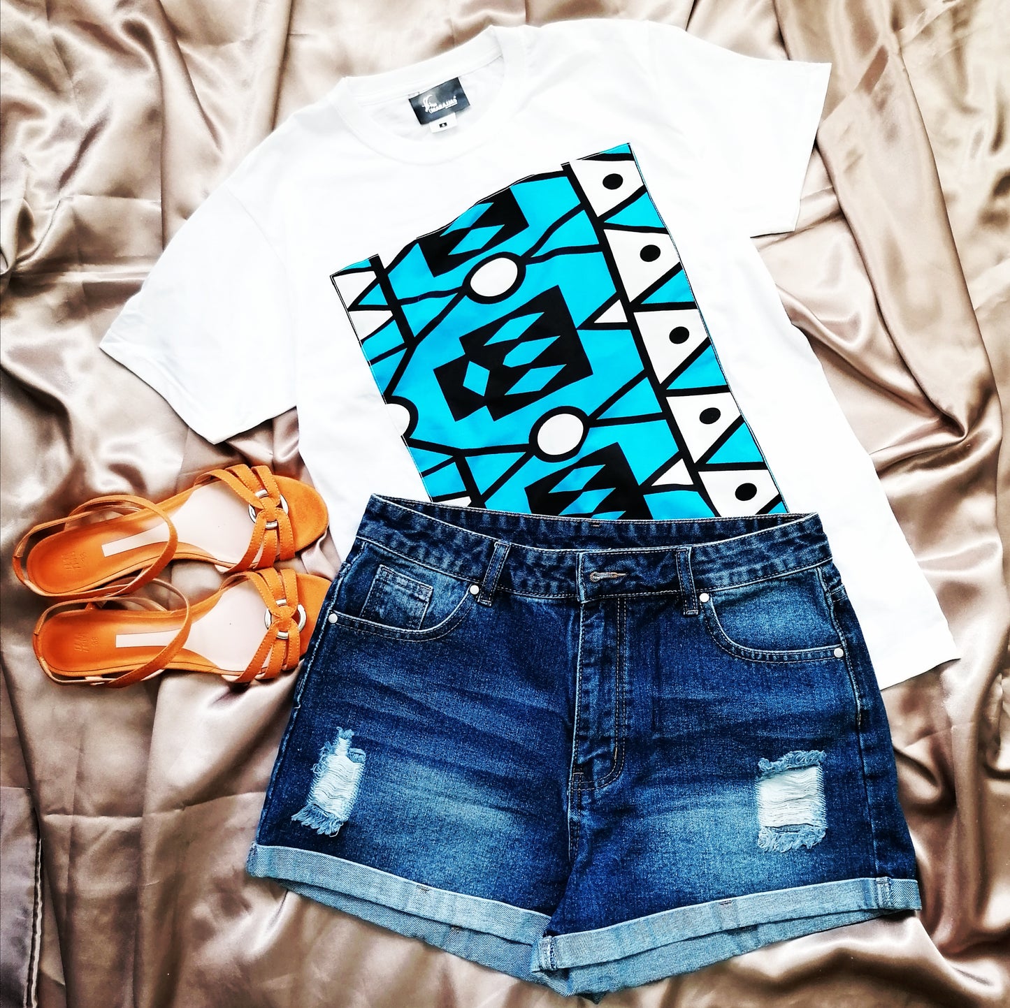 T-shirt in White with blue Samakaka print. - MARAJJAS