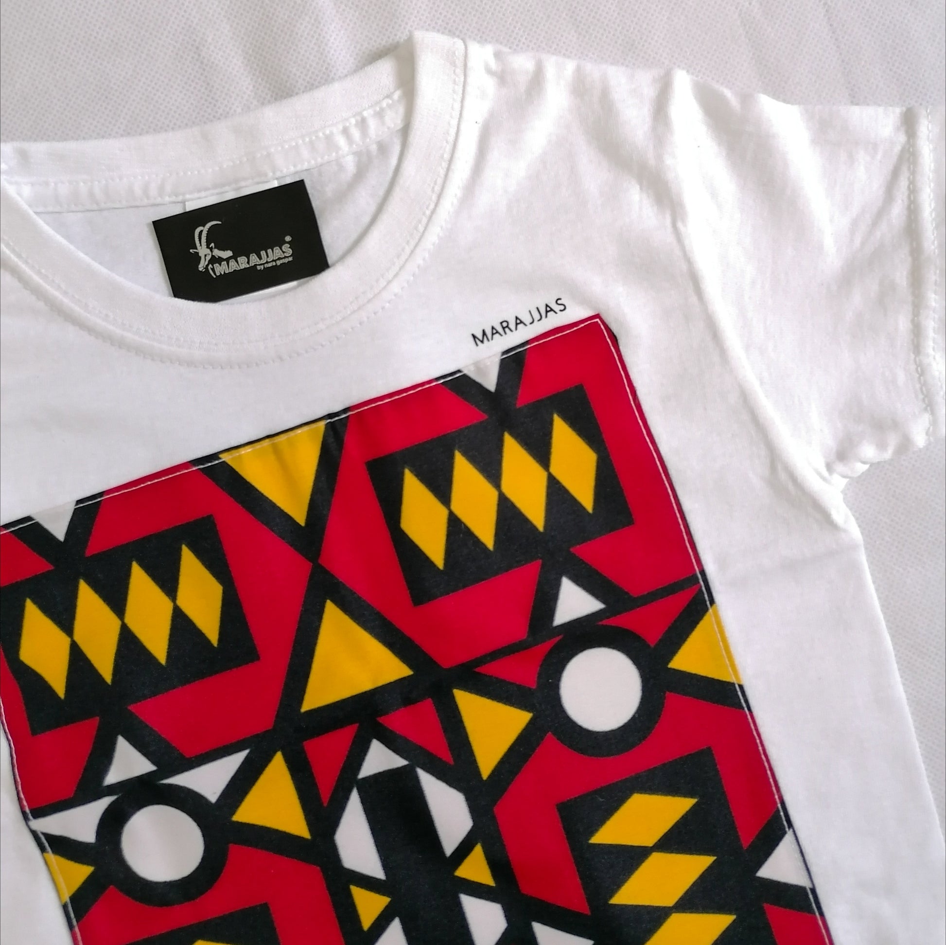 T-shirt in White with red Samakaka print. - MARAJJAS